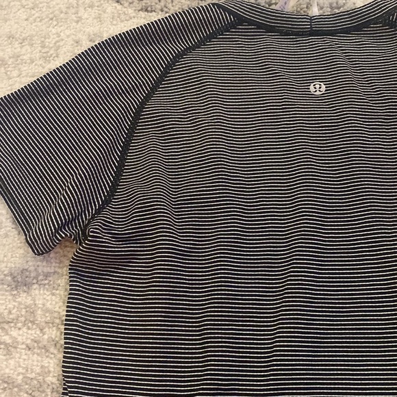 Lululemon tee - Picture 6 of 6